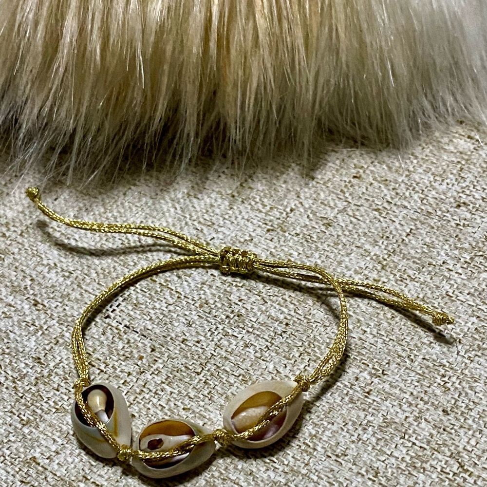 Gold Shell Bracelet - Picture 3 of 6